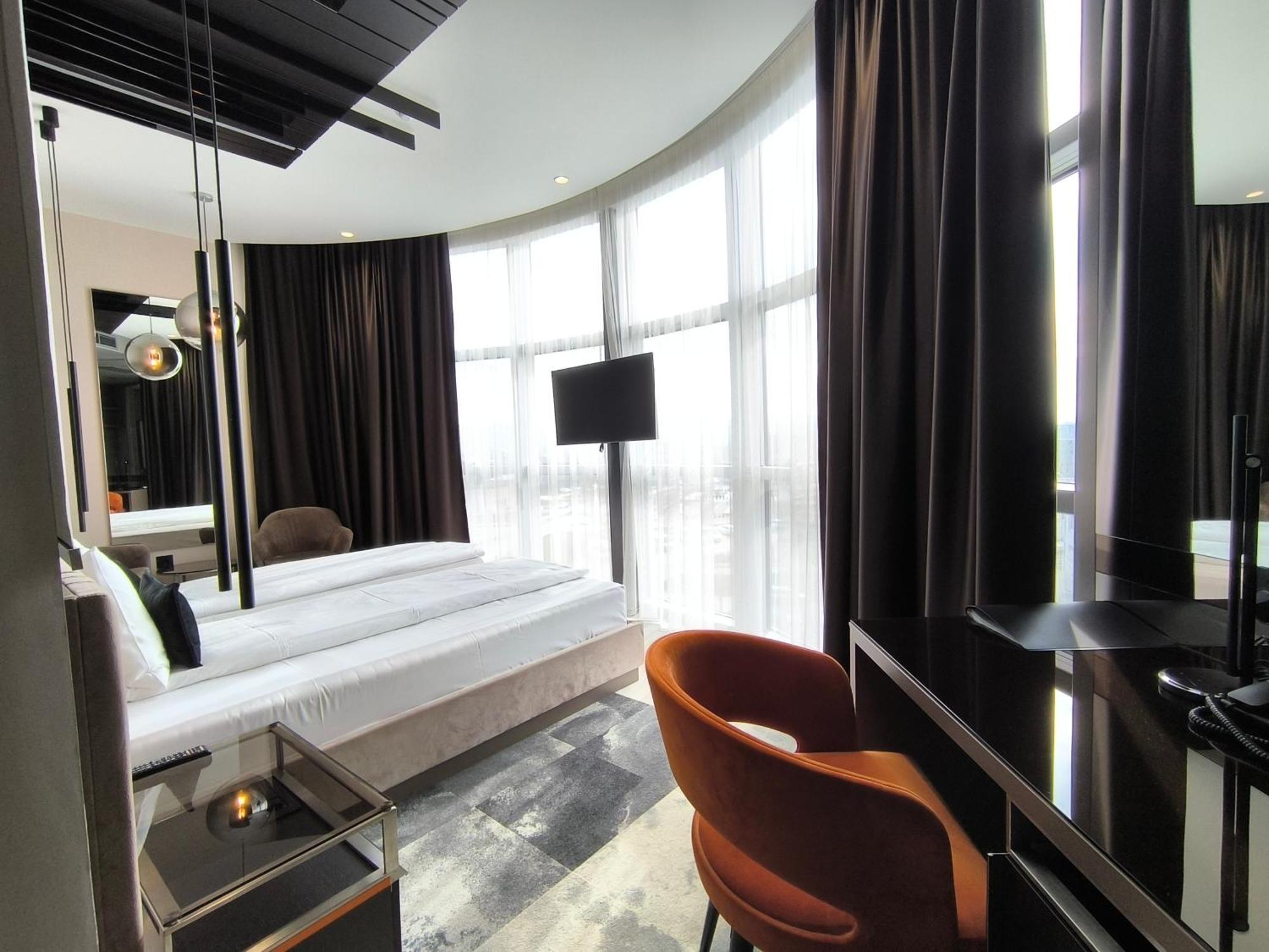 Hotel Zeneva Lux Kragujevac Esterno foto