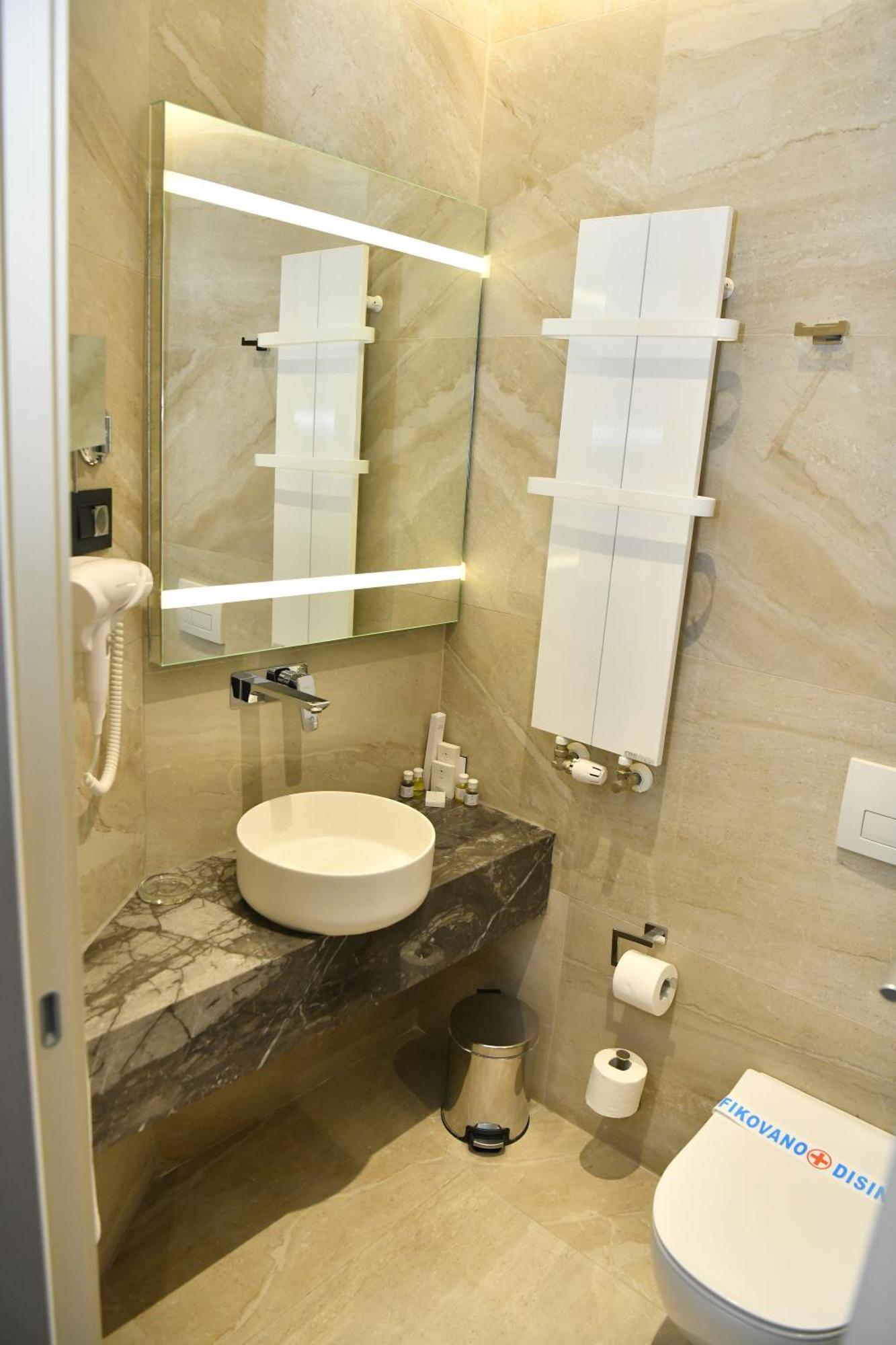 Hotel Zeneva Lux Kragujevac Esterno foto